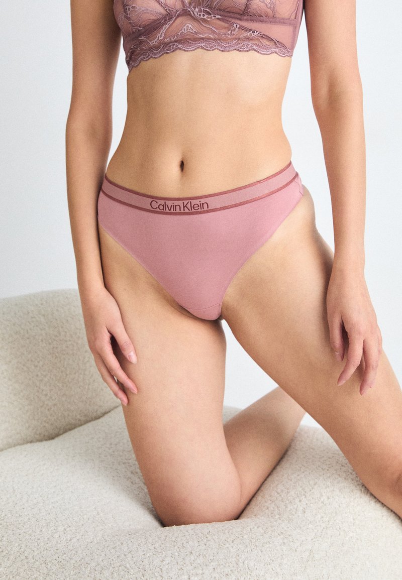 Calvin Klein Underwear TONAL LOGO THONG - Perizoma - red grape/apple butter