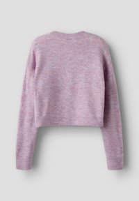 Sagriezts džemperis mīkstā, pelēkā rozā adījumā. Ar apaļu dekoltē un garām piedurknēm ar ribota dizaina aprocēm un apakšmalu.