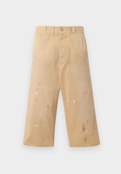 Μπεζ καμβάς σορτς με άνετη εφαρμογή, που διαθέτουν πιτσιλιές χρώματος σε διάφορες αποχρώσεις, κλείσιμο με κουμπί μπροστά και θηλιές για ζώνη.