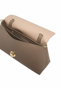 Bolso de mano de cuero marrón y beige con forma estructurada, herrajes dorados y tapa superior. El interior incluye un bolsillo con cremallera y forro suave.