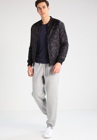 Urban Classics BASIC SWEATPANTS - Tepláky - grey