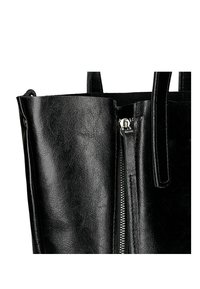 Černá kožená taška přes rameno s texturovaným povrchem, dlouhými uchy a bočním zipem pro bezpečné uzavření.