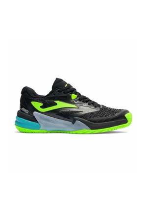 Schwarzer Sportschuh mit neongrünen Akzenten, blauem Fersendetail, strukturierter Sohle und Schnürsenkeln, von der Außenseite auf weißem Hintergrund gezeigt.