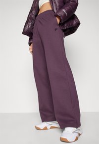 Fabletics COZY WIDE LEG SWEATPANT - Pantalon de survêtement - deep plum