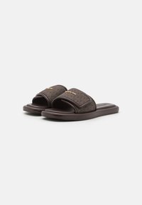 MICHAEL Michael Kors SUKI FLAT SLIDE - Papuci - brown