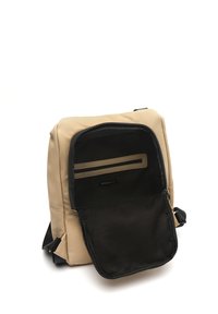 Bežový batoh z umelého materiálu so zipsovým uzáverom. Interiér má čiernu podšívku a malú kapsu s hnedým akcentom.