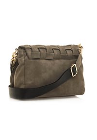Borsa a tracolla verde oliva in finta pelle testurizzata. Presenta un design intrecciato nella parte superiore, hardware dorato e una tracolla nera regolabile.