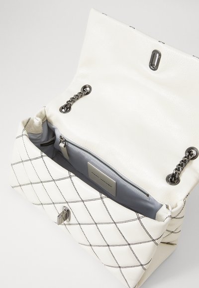 Borsa a mano in pelle bianca con motivo trapuntato, cuciture nere e accessori in argento. L'interno presenta una fodera grigia e una tasca con zip.