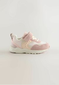 Baskets pour enfant rose et crème avec sangle Velcro, lacets, semelle rembourrée et languette sur un fond clair uni.