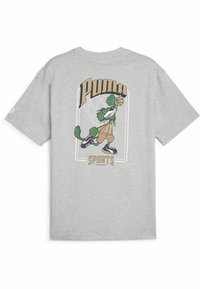 Grijze katoenen T-shirt met een cartoonfiguur in basketbalkleding, die een bal vasthoudt, met de tekst "PUMA" en "SPORTS" in opvallende kleuren.