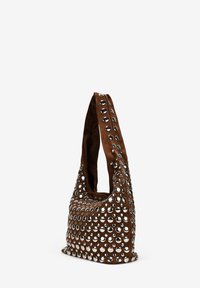 Bolso de hombro de ante marrón decorado con múltiples tachuelas de metal plateado que cubren toda la superficie exterior.
