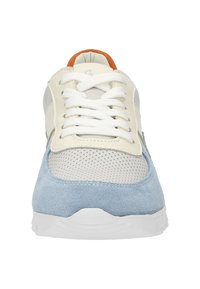Baskets avec un dessus en suède grise clair et bleue, sections perforées beiges, lacets blancs et un accent orange au talon.