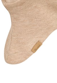 Beiger, gerippter Nackenwärmer aus weichem Stoff mit einer abgesteppten Kante und einem kleinen Lederetikett mit dem Markennamen.