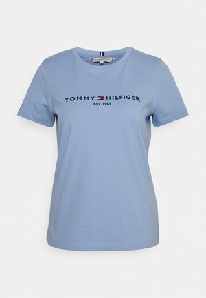 Lichtblauw katoenen T-shirt met korte mouwen met "Tommy Hilfiger EST. 1985" in marineblauw geborduurd en een rood-wit logo op de voorkant.