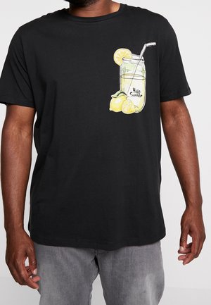Sort bomuldst-shirt med et frontmotiv af et syltekrukke fyldt med limonade, citronskiver og et sugerør, mærket "Hello Summer."