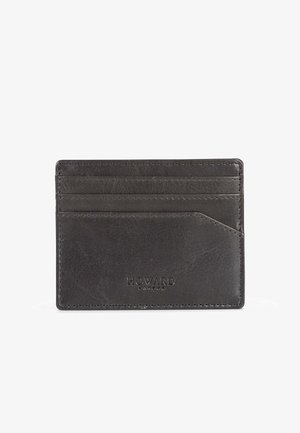 Porte-cartes en cuir noir avec plusieurs emplacements, texture lisse, logo embossé et un design élégant. Présente une coupe diagonale sur un côté.