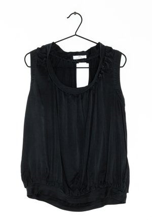 Blusa nera senza maniche con scollatura rotonda, dettagli arricciati e orlo elastico. Tessuto liscio, appesa a una gruccia nera.