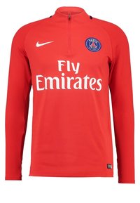 Chemise de sport rouge à manches longues en matériau léger. Comprend un col à fermeture éclair quart de tour, le logo "Fly Emirates" et l'emblème du Paris Saint-Germain.