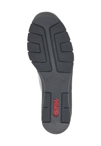 Semelle de chaussure noire avec des motifs de texture antidérapants et un logo "rieker" rouge au centre, présenté sur un fond blanc.