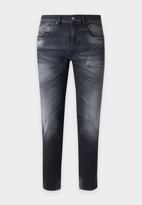 Slim fit μαύρα τζιν με ελαφρώς ξεβαμμένες λεπτομέρειες, κλείσιμο με κουμπί και φερμουάρ μπροστά, καθώς και πεντάτσεπο σχέδιο με ετικέτα της μάρκας στην τσέπη για κέρματα.