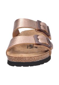Sandales texturées en bronze avec deux larges sangles et boucles en métal, semelle en liège et semelle en caoutchouc noir. L'intérieur présente un détail en relief avec le logo.