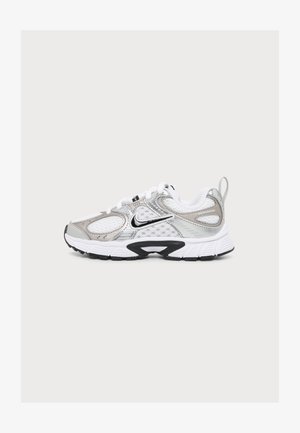 Nike Sportswear, RNR UNISEX - Sneaker low - white/black/vast grey/college grey/metallic silver/white