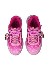 Sneakers rosa con una toma superiore a fantasia con fiori e simboli, lacci elastici e una fascia con un charm. Il testo recita "Pretty Purses by Skechers."