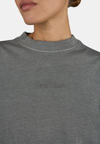 Thumbnail Image 5