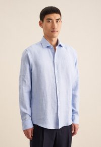  Lichtblauwe linnen overhemd met lange mouwen, een button-down kraag, voorkant met knoopsluiting en een relaxte pasvorm. Glad van structuur, zonder patronen.