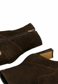 Bottes chelsea en suédine marron avec une fermeture éclair sur le côté, un talon anglé et des coutures contrastées, dotées d'une doublure intérieure lisse.