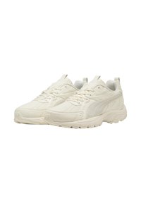 Weiße Sportschuhe mit einem glatten Leder-Obermaterial, strukturierten Akzenten, runder Zehenpartie und einer dicken Gummisohle zur Dämpfung.