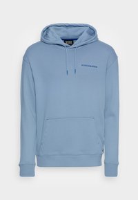 Sudadera azul claro fabricada en un material suave, con un bolsillo frontal, capucha con cordones, puños acanalados y un pequeño logo en el pecho.