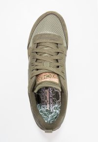 Olivgrön sneaker med mesh- och mockamaterial, rund tå och platta snörningar. Har "Skechers"-logotyp och mönstrad innersula.