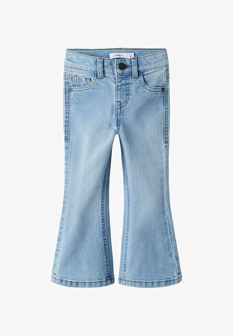 Jeans pour tout-petit bleu clair avec jambes évasées, bouton à l'avant, passants pour ceinture et deux poches avant visibles sur fond blanc.