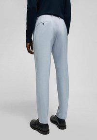 Hellblaue maßgeschneiderte Hose mit flachem Vorderteil, zwei Gesäßtaschen und geradem Schnitt. Das Material wirkt glatt mit einer dezenten Textur.