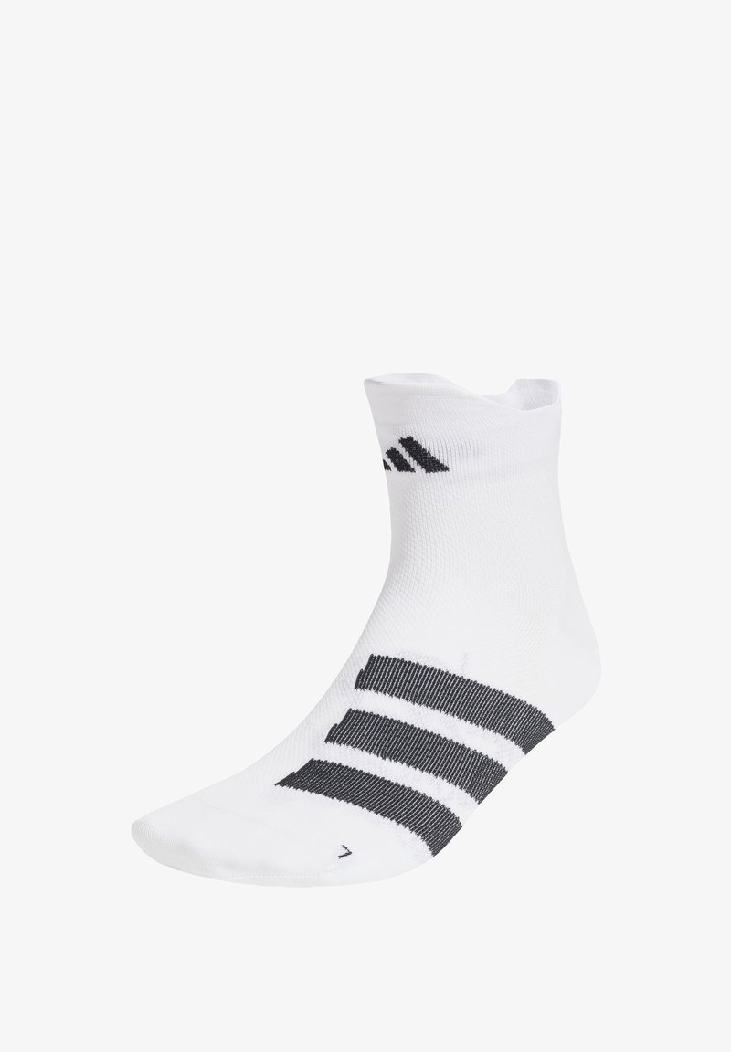 Chaussette de sport blanche en matériau synthétique, avec un design à cheville basse et trois bandes noires horizontales près du haut.