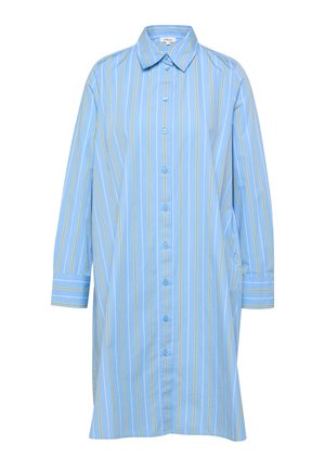 Jasnoniebieska sukienka koszulowa z długim rękawem, z białymi i żółtymi pionowymi paskami, zapinana na guziki z przodu, z klasycznym kołnierzem.