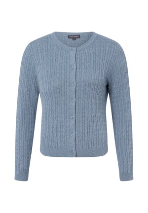 Hellblauer, kabelgestrickter Cardigan mit Knöpfen, langen Ärmeln und rundem Ausschnitt, vor weißem Hintergrund dargestellt.