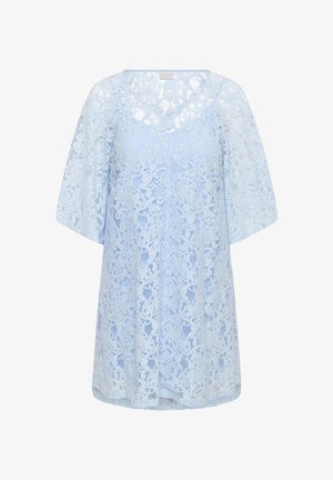 Hellblaues Spitzenkleid mit Blumenmuster, V-Ausschnitt und transparenten Ärmeln bis zum Ellbogen, knielang mit leicht ausgestellter Silhouette.