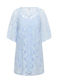 Robe en dentelle bleu clair avec motif floral, encolure en V, manches longues transparentes jusqu'au coude, longueur genou avec une silhouette légèrement évasée.
