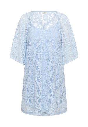 Robe en dentelle bleu clair avec motif floral, encolure en V, manches longues transparentes jusqu'au coude, longueur genou avec une silhouette légèrement évasée.