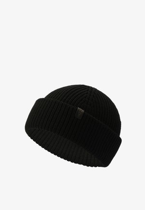 Bonnet en tricot noir avec une texture à côtes verticales et un revers replié. Présente une petite étiquette logo noire à l'avant pour le détail.