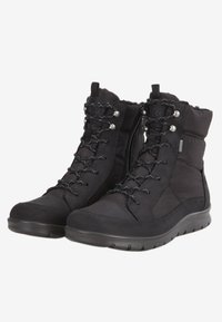 Botines negros con un cuello acolchado, cierre de cordones y cremallera lateral. Fabricados en textil y goma, con una suela texturizada para mejor agarre.