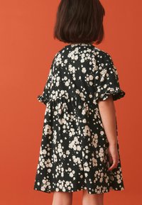 Next SHORT SLEEVE  REGULAR FIT - Džersio suknelė - black  white daisy floral print