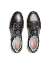 Zapatillas de cuero negro con acentos texturizados, puntera redonda, diseño de cordones y plantillas acolchadas. Presenta un logo en el interior y suela de goma.