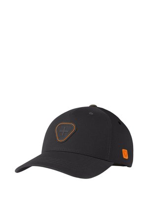 Casquette de baseball noire avec une visière incurvée, présentant un emblème de bouclier brodé avec une croix à l'avant et un petit logo orange sur le côté.