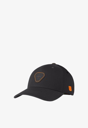 Casquette de baseball noire avec une visière incurvée, présentant un emblème de bouclier brodé avec une croix à l'avant et un petit logo orange sur le côté.