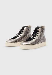 Sneaker alte con motivo in pelle di serpente, dettagli metallici argentati, design con lacci neri e suola in gomma crema.