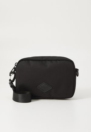 Borsa a tracolla nera in tessuto con forma rettangolare. Caratterizzata da una finitura testurizzata, una patch con logo e una tracolla removibile con fibbia.