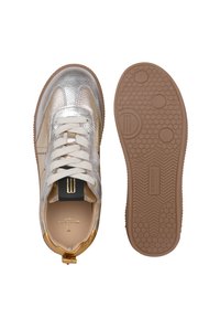 Silberne und goldene metallische Sneakers mit beigen Akzenten, ausgestattet mit weißen Schnürsenkeln, einem schwarzen Zungenlabel und einer strukturierten Gummisohle.